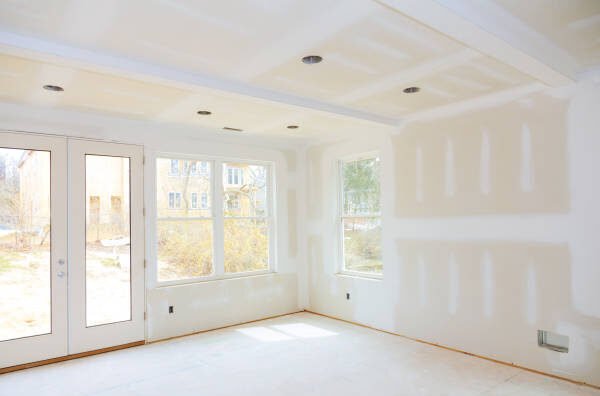 nnenansicht eines Neubaus mit installierten Trockenbauwänden und Decken im Rohbau